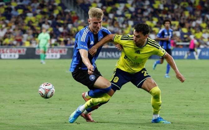NASHVILLE, TN - JULY 22: CF MontrŽal midfielder Matty Longstaff (8) and Nashville SC defender Daniel Lovitz (2) battle for a ball during a match between Nashville SC and CF MontrŽal, July 22, 2026 at GEODIS Park in Nashville, Tennessee. (Photo by Matthew Maxey Icon Sportswire) SOCCER: JUL 22 MLS, Fussball Herren, USA Nashville SC vs CF Montreal EDITORIAL USE ONLY Icon26072216