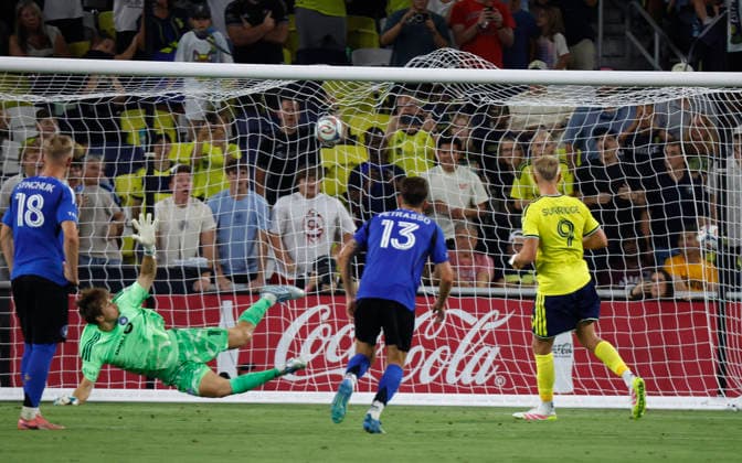 NASHVILLE, TN - JULY 22: Nashville SC forward Sam Surridge (9) scores a goal past CF MontrŽal goalkeeper SŽbastian Breza (1) on a penalty shot during a match between Nashville SC and CF MontrŽal, July 22, 2026 at GEODIS Park in Nashville, Tennessee. (Photo by Matthew Maxey Icon Sportswire) SOCCER: JUL 22 MLS, Fussball Herren, USA Nashville SC vs CF Montreal EDITORIAL USE ONLY Icon26072219