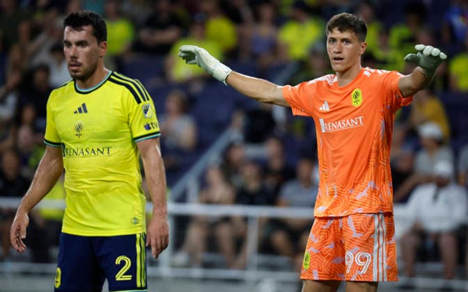 NASHVILLE, TN - JULY 22: Nashville SC goalkeeper Brian Schwake (99) and Nashville SC defender Daniel Lovitz (2) prepare to defend a corner kick during a match between Nashville SC and CF MontrŽal, July 22, 2026 at GEODIS Park in Nashville, Tennessee. (Photo by Matthew Maxey Icon Sportswire) SOCCER: JUL 22 MLS, Fussball Herren, USA Nashville SC vs CF Montreal EDITORIAL USE ONLY Icon26072222