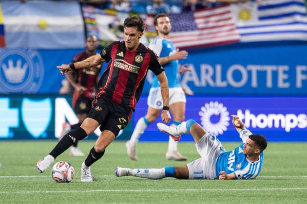 July 22, 2026: Atlanta United midfield Alexey Miranchuk (59) pushes upfield against Charlotte FC offense Liel Abada (11) during the first half of the Major League Soccer match up at Bank of America Stadium in Charlotte, NC. ( CSM) MLS, Fussball Herren, USA 2026: Atlanta United At Charlotte FC Jul 22  - ZUMAc04_ 20260722_zma_c04_091 Copyright: xScottxKinserx