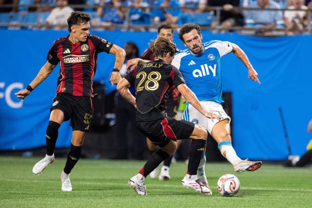 July 22, 2026: Atlanta United midfield Will Reilly (28) challenges Charlotte FC defense Harry Toffolo (15) during the first half of the Major League Soccer match up at Bank of America Stadium in Charlotte, NC. ( CSM) MLS, Fussball Herren, USA 2026: Atlanta United At Charlotte FC Jul 22  - ZUMAc04_ 20260722_zma_c04_092 Copyright: xScottxKinserx