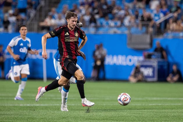 July 22, 2026: Atlanta United midfield Alexey Miranchuk (59) pushes upfield against the Charlotte FC during the second half of the Major League Soccer match up at Bank of America Stadium in Charlotte, NC. ( CSM) MLS, Fussball Herren, USA 2026: Atlanta United At Charlotte FC Jul 22  - ZUMAc04_ 20260722_zma_c04_095 Copyright: xScottxKinserx