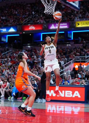 INDIANAPOLIS, IN - JULY 22: Indiana Fever guard Kelsey Mitchell (0) takes a shot against the Connecticut Sun on July 22, 2026, at Gainbridge Fieldhouse in Indianapolis, Indiana. (Photo by Brian Spurlock Icon Sportswire) WNBA, Basketball Damen, USA JUL 22 Connecticut Sun at Indiana Fever EDITORIAL USE ONLY Icon26072227