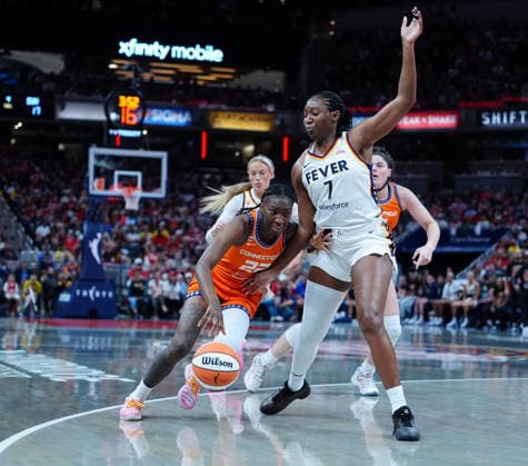 INDIANAPOLIS, IN - JULY 22: Connecticut Sun guard Saniya Rivers (22) drives to the basket against Indiana Fever center Aliyah Boston (7) on July 22, 2026, at Gainbridge Fieldhouse in Indianapolis, Indiana. (Photo by Brian Spurlock Icon Sportswire) WNBA, Basketball Damen, USA JUL 22 Connecticut Sun at Indiana Fever EDITORIAL USE ONLY Icon26072238