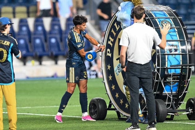 CHESTER, PA - JULY 22: Philadelphia Union midfield Quinn Sullivan 33 bangs the Union Drum as the Man of the Match as voted by the Sons of Ben after the game between the Philadelphia Union and the New York Red Bulls on July 22nd, 2026 at Subaru Park in Chester, PA. (Photo by Terence Lewis Icon Sportswire) SOCCER: JUL 22 MLS, Fussball Herren, USA Philadelphia Union vs Red Bull New York EDITORIAL USE ONLY Icon260722039