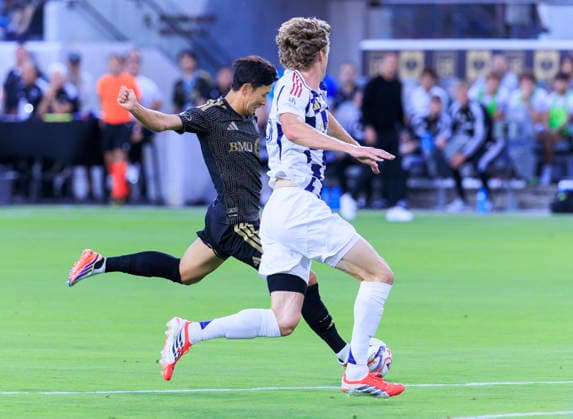 July 22, 2026, Los Angeles, California, USA: Son Heung-Min 7 of the Los Angeles Football Club passes Philip Quinton 26 of Real Salt Lake and scores a goal during their regular season MLS, Fussball Herren, USA game on Wednesday July 22, 2026 at the BMO Stadium in Los Angeles, California. ARIANA RUIZ PI LAFC Vs. Real Salt Lake  - ZUMAp124 20260722_zaa_p124_002 Copyright: xArianaxRuizx