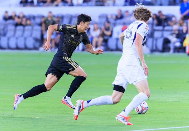 July 22, 2026, Los Angeles, California, USA: Son Heung-Min 7 of the Los Angeles Football Club passes Philip Quinton 26 of Real Salt Lake and scores a goal during their regular season MLS, Fussball Herren, USA game on Wednesday July 22, 2026 at the BMO Stadium in Los Angeles, California. ARIANA RUIZ PI LAFC Vs. Real Salt Lake  - ZUMAp124 20260722_zaa_p124_006 Copyright: xArianaxRuizx