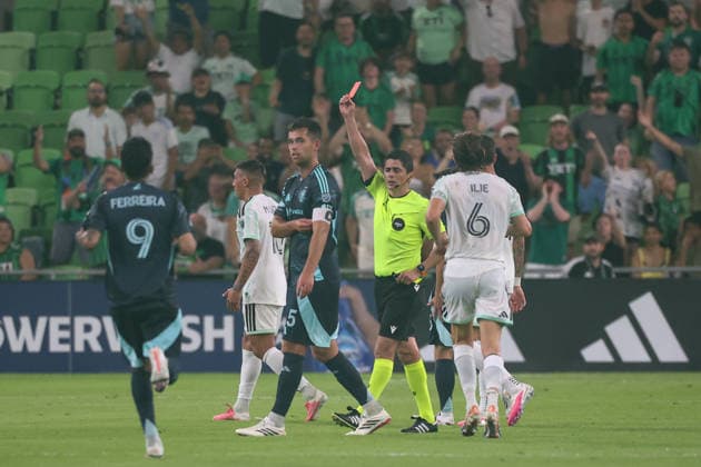 AUSTIN, TX - JULY 22: Jackson Ragen 25 of the Seattle Sounders FC receives a red card after a second yellow late in the MLS, Fussball Herren, USA match between Austin FC and Seattle Sounders FC on July 22, 2026, at Q2 Stadium in Austin, TX. (Photo by David Buono Icon Sportswire) SOCCER: JUL 22 MLS Austin FC vs Seattle Sounders FC EDITORIAL USE ONLY Icon260722048