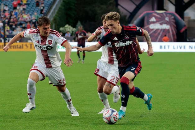 FOXBOROUGH, MA - JULY 22: Griffin Yow 7 of the New England Revolution gets past Jackson Gilman 38 of the Toronto FC and Jonathan Osorio 21 of the Toronto FC during a match between the New England Revolution and Toronto FC on July 22, 2026 at Gillette Stadium in Boston, Massachusetts. (Photo by Fred Kfoury III Icon Sportswire) SOCCER: JUL 22 MLS, Fussball Herren, USA New England Revolution vs Toronto FC EDITORIAL USE ONLY Icon482260722003