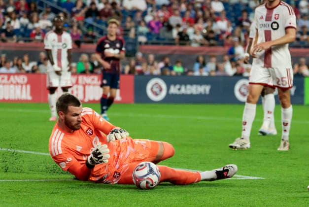 FOXBOROUGH, MA - JULY 22: Luka Gavran 1 of the Toronto FC dives on the ball during a match between the New England Revolution and Toronto FC on July 22, 2026 at Gillette Stadium in Boston, Massachusetts. (Photo by Fred Kfoury III Icon Sportswire) SOCCER: JUL 22 MLS, Fussball Herren, USA New England Revolution vs Toronto FC EDITORIAL USE ONLY Icon482260722017