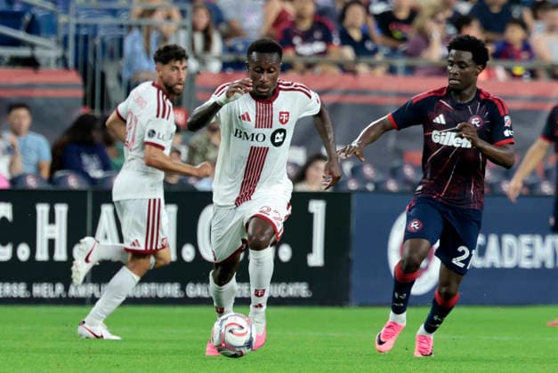 FOXBOROUGH, MA - JULY 22: Richie Laryea 22 of the Toronto FC chased by Brooklyn Raines 21 of the New England Revolution during a match between the New England Revolution and Toronto FC on July 22, 2026 at Gillette Stadium in Boston, Massachusetts. (Photo by Fred Kfoury III Icon Sportswire) SOCCER: JUL 22 MLS, Fussball Herren, USA New England Revolution vs Toronto FC EDITORIAL USE ONLY Icon482260722020