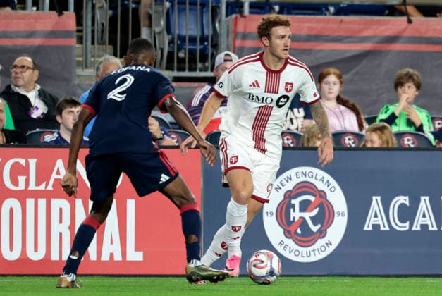 FOXBOROUGH, MA - JULY 22: Josh Sargent 9 of the Toronto FC looks to move the ball from Mamadou Fofana 2 of the New England Revolution during a match between the New England Revolution and Toronto FC on July 22, 2026 at Gillette Stadium in Boston, Massachusetts. (Photo by Fred Kfoury III Icon Sportswire) SOCCER: JUL 22 MLS, Fussball Herren, USA New England Revolution vs Toronto FC EDITORIAL USE ONLY Icon482260722026