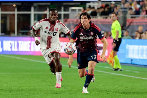 FOXBOROUGH, MA - JULY 22: Marcos Zambrano 17 of the New England Revolution looks for options with Richie Laryea 22 of the Toronto FC on his trail during a match between the New England Revolution and Toronto FC on July 22, 2026 at Gillette Stadium in Boston, Massachusetts. (Photo by Fred Kfoury III Icon Sportswire) SOCCER: JUL 22 MLS, Fussball Herren, USA New England Revolution vs Toronto FC EDITORIAL USE ONLY Icon482260722028