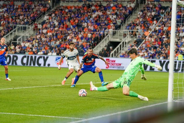July 22, 2026, Cincinnati, Ohio, USA: FC Cincinnati goalkeeper Roman Celentano (18) stretches out his leg to top a shot on goal during an MLS, Fussball Herren, USA game at TQL Stadium Soccer 2026:FC Cincinnati V Vancouver Whitecaps  - ZUMAt168 20260722_zsp_t168_018 Copyright: xTrentxPattersonx