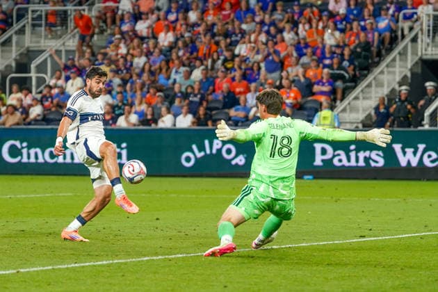 July 22, 2026, Cincinnati, Ohio, USA: Vancouver Whitecaps forward Brian White (24) chips FC Cincinnati goalkeeper Roman Celentano (18) in the box during an MLS, Fussball Herren, USA game at TQL Stadium Soccer 2026:FC Cincinnati V Vancouver Whitecaps  - ZUMAt168 20260722_zsp_t168_019 Copyright: xTrentxPattersonx
