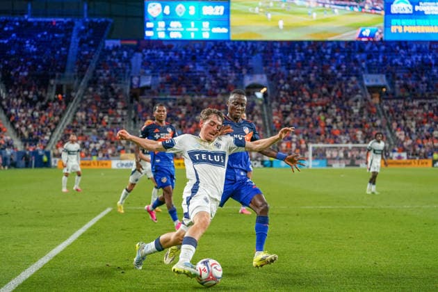 July 22, 2026, Cincinnati, Ohio, USA: Vancouver Whitecaps defender Ranko VeselinoviÄ¡ (4) attempts to get a cross in the box defended by FC Cincinnati midfield Obinna Nwobodo (5) during an MLS, Fussball Herren, USA game at TQL Stadium Soccer 2026:FC Cincinnati V Vancouver Whitecaps  - ZUMAt168 20260722_zsp_t168_022 Copyright: xTrentxPattersonx