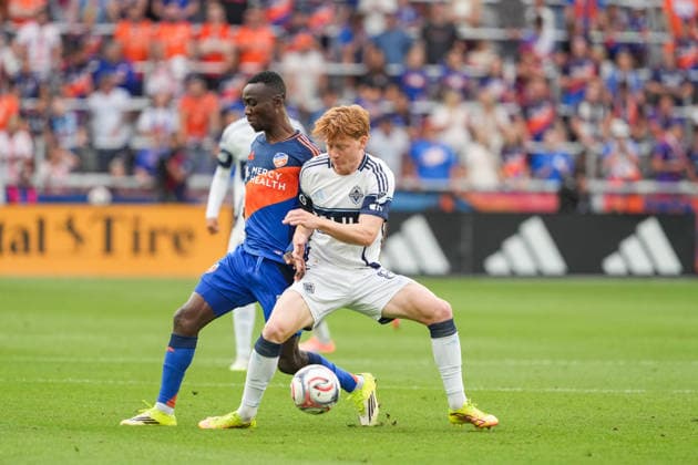 July 22, 2026, Cincinnati, Ohio, USA: Vancouver Whitecaps midfielder Oliver Larraz (8) attempts to shield off FC Cincinnati midfield Obinna Nwobodo (5) preventing him from winning the ball during an MLS, Fussball Herren, USA game at TQL Stadium Soccer 2026:FC Cincinnati V Vancouver Whitecaps  - ZUMAt168 20260722_zsp_t168_028 Copyright: xTrentxPattersonx