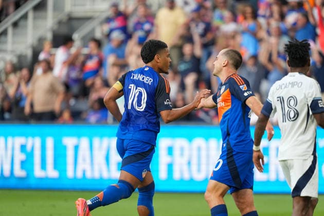 July 22, 2026, Cincinnati, Ohio, USA: FC Cincinnati midfield Evander da Silva Ferreira (10) celebrates with FC Cincinnati midfield Pavel Bucha (20) after scoring the FC Cincinnatis second goal of the game. during an MLS, Fussball Herren, USA game at TQL Stadium Soccer 2026:FC Cincinnati V Vancouver Whitecaps  - ZUMAt168 20260722_zsp_t168_042 Copyright: xTrentxPattersonx