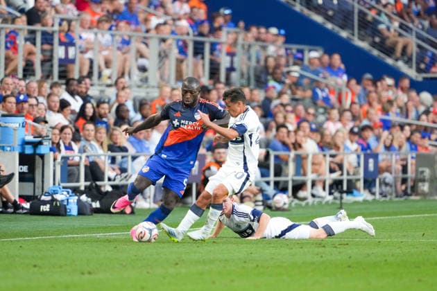July 22, 2026, Cincinnati, Ohio, USA: Vancouver Whitecaps midfielder Andro s Cubas (20) attempts to win the ball from FC Cincinnati offense Ko vin Denkey (9) to prevent an attacking opportunity during an MLS, Fussball Herren, USA game at TQL Stadium Soccer 2026:FC Cincinnati V Vancouver Whitecaps  - ZUMAt168 20260722_zsp_t168_044 Copyright: xTrentxPattersonx