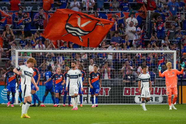July 22, 2026, Cincinnati, Ohio, USA: Vancouver Whitecaps goalkeeper Yohei Takaoka (1) l shows his hands up at his team after FC Cincinnati score their third goal in a row giving them a 4-2 lead during an MLS, Fussball Herren, USA game at TQL Stadium Soccer 2026:FC Cincinnati V Vancouver Whitecaps  - ZUMAt168 20260722_zsp_t168_047 Copyright: xTrentxPattersonx