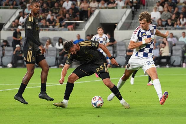 Yevhen Cheberko (c) of Los Angeles battles for the ball with Sergi Solans (r) of Real Salt Lake at BMO Stadium in Los Angeles, USA, 22 July 2026. MLS, Fussball Herren, USA League: Los Angeles vs. Real Salt Lake !ACHTUNG: NUR REDAKTIONELLE NUTZUNG!  Copyright: xOmarxAlonsox AMDEP9249 20260723-55020966028_1