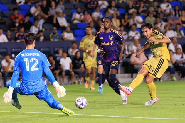 July 22, 2026, Carson, California, USA: Simon Becher 11 of the St. Louis City SC shot is blocked by goalkeeper, JT Marcinkowski 12 of the LA Galaxy during a regular season MLS, Fussball Herren, USA match on Wednesday July 22, 2026 at Dignity Health Sports Park Stadium in Carson, California. LA Galaxy loses to St. Louis City FC, 1-3. JAVIER ROJAS PI LA Galaxy Vs. St. Louis City FC  - ZUMAp124 20260722_zaa_p124_053 Copyright: xJavierxRojasx