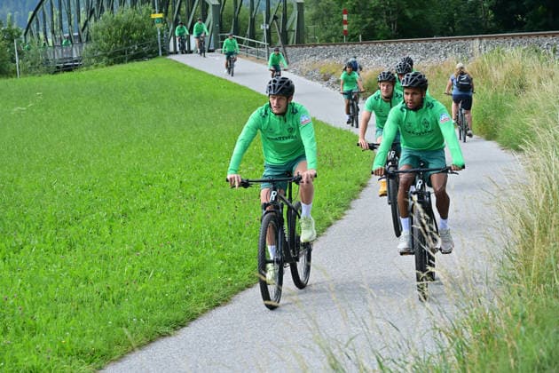 22.07.2026, AUT, Radtour Werder BREMEN von Zellam Ziller nach Aschau Freier Tag nach dem Freundschaftsspiel zur Regeneration Stand die Radtour von Zell am Teller nach Aschau auf dem Programm. -. vorbei an der Zillertalbahn und dem Alpenpanorama Niklas Stark (Werder Bremen 04) Felix Agu (Werder Bremen 27) Zell am Ziller Parkstadion Zillertal Österreich *** July 22, 2026, AUT, Werder Bremen Bike Tour from Zell am Ziller to Aschau: A free day for recovery after the friendly match. The bike tour from Zell am Ziller to Aschau was on the schedule, passing by the Zillertal Railway and the Alpine panorama. Niklas Stark, Werder Bremen 04; Felix Agu, Werder Bremen July 27, Zell am Ziller, Parkstadion Zillertal, Austria Copyright: xnordphotoxGmbHx xKFOTOx