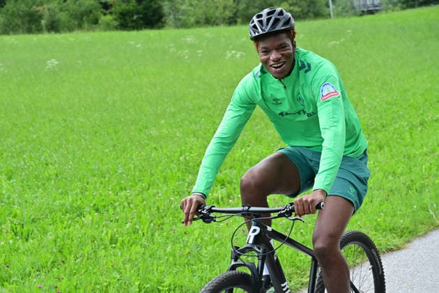 22.07.2026, AUT, Radtour Werder BREMEN von Zellam Ziller nach Aschau Freier Tag nach dem Freundschaftsspiel zur Regeneration Stand die Radtour von Zell am Teller nach Aschau auf dem Programm. -. vorbei an der Zillertalbahn und dem Alpenpanorama Skelly Alvero (Werder Bremen 28) Zell am Ziller Parkstadion Zillertal Österreich *** July 22, 2026, AUT, Werder Bremen Bike Tour from Zell am Ziller to Aschau: A free day for recovery after the friendly match. The bike tour from Zell am Ziller to Aschau was on the schedule, passing by the Zillertal Railway and the Alpine panorama. Skelly Alvero, Werder Bremen 28, Zell am Ziller Parkstadion Zillertal, Austria Copyright: xnordphotoxGmbHx xKFOTOx