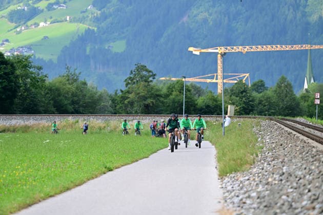 22.07.2026, AUT, Radtour Werder BREMEN von Zellam Ziller nach Aschau Freier Tag nach dem Freundschaftsspiel zur Regeneration Stand die Radtour von Zell am Teller nach Aschau auf dem Programm. -. vorbei an der Zillertalbahn und dem Alpenpanorama Zell am Ziller Parkstadion Zillertal Österreich *** July 22, 2026, AUT, Werder Bremen Bike Tour from Zell am Ziller to Aschau: A free day for recovery after the friendly match; the bike tour from Zell am Ziller to Aschau was on the schedule, passing by the Zillertal Railway and the Alpine panorama; Zell am Ziller Parkstadion, Zillertal, Austria Copyright: xnordphotoxGmbHx xKFOTOx