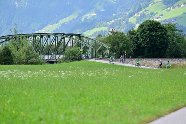 22.07.2026, AUT, Radtour Werder BREMEN von Zellam Ziller nach Aschau Freier Tag nach dem Freundschaftsspiel zur Regeneration Stand die Radtour von Zell am Teller nach Aschau auf dem Programm. -. vorbei an der Zillertalbahn und dem Alpenpanorama Zell am Ziller Parkstadion Zillertal Österreich *** July 22, 2026, AUT, Werder Bremen Bike Tour from Zell am Ziller to Aschau: A free day for recovery after the friendly match; the bike tour from Zell am Ziller to Aschau was on the schedule, passing by the Zillertal Railway and the Alpine panorama; Zell am Ziller Parkstadion, Zillertal, Austria Copyright: xnordphotoxGmbHx xKFOTOx