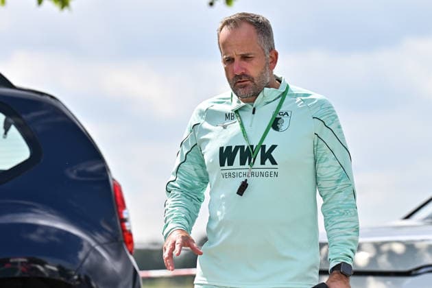 Training FC Augsburg, 23.07.2026 AUGSBURG, GERMANY - 23. July: im Bild Manuel BAUM - Trainer FC Augsburg auf dem Weg zur Trainigseinheit *** FC Augsburg Training, July 23, 2026 AUGSBURG, GERMANY July 23: FC Augsburg coach Manuel Baum on his way to training Copyright: xBEAUTIFULxSPORTS Goldbergx