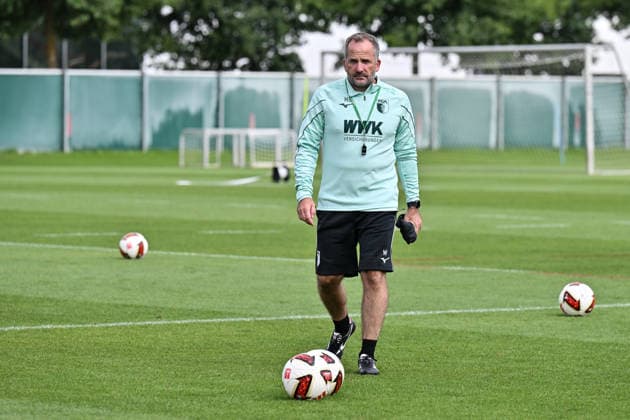 Training FC Augsburg, 23.07.2026 AUGSBURG, GERMANY - 23. July: im Bild Manuel BAUM - Trainer FC Augsburg während dem Training auf dem Trainingsplatz mit Ball *** FC Augsburg Training, July 23, 2026 AUGSBURG, GERMANY July 23: Photo of Manuel BAUM, FC Augsburg coach, during training on the practice field with a ball Copyright: xBEAUTIFULxSPORTS Goldbergx