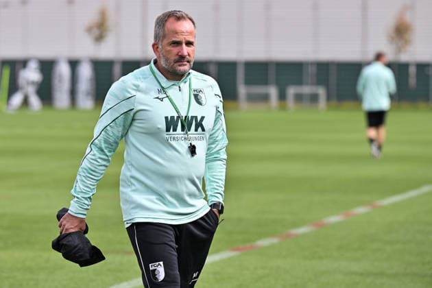Training FC Augsburg, 23.07.2026 AUGSBURG, GERMANY - 23. July: im Bild Manuel BAUM - Trainer FC Augsburg während dem Training auf dem Trainingsplatz *** FC Augsburg Training, July 23, 2026 AUGSBURG, GERMANY July 23: A photo of Manuel BAUM, FC Augsburg coach, during training on the practice field Copyright: xBEAUTIFULxSPORTS Goldbergx