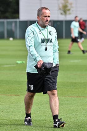 Training FC Augsburg, 23.07.2026 AUGSBURG, GERMANY - 23. July: im Bild Manuel BAUM - Trainer FC Augsburg während dem Training auf dem Trainingsplatz *** FC Augsburg Training, July 23, 2026 AUGSBURG, GERMANY July 23: A photo of Manuel BAUM, FC Augsburg coach, during training on the practice field Copyright: xBEAUTIFULxSPORTS Goldbergx