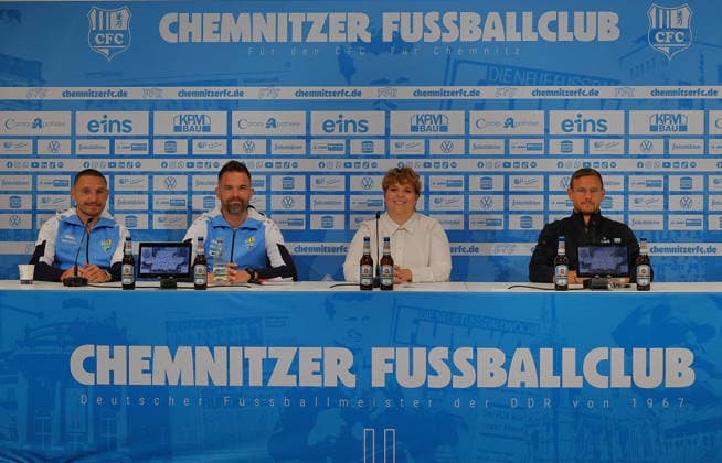 PK _CFC_Saisonauftakt 23.07.2026, Chemnitz, eins- Stadion - An der Gellertstraße, CFC, Regionaliga Nordost, Pressekonferenz zum Saisonauftakt. Cheftrainer Benjamin Duda, Sportdirektor Chris Löwe und Mannschaftskapitän Andreas Geipl geben Auskunft über die sportliche Saisonvorbereitung und die Zielsetzung der Regionalliga- Saison 2026 2027. vlnr: Mannschaftskapitän Andreas Geipl, Cheftrainer Benjamin Duda, Pressesprecherin Nicole Oeser und Sportdirektor Chris Löwe Chemnitz Sachsen BRD *** CFC Press Conference: Season Opener, July 23, 2026, Chemnitz, eins Stadium on Gellertstraße, CFC, Northeast Regional League, Press Conference for the Season Opener: Head Coach Benjamin Duda, Sports Director Chris Löwe, and Team Captain Andreas Geipl provide information about the team’s preseason preparations and the goals for the 2026–2027 Regional League season. From left to right: Team Captain Andreas Geipl, Head Coach Benjamin Duda, Press Spokesperson Nicole Oeser, and Sports Director Chris Löwe; Chemnitz, Saxony, Germany