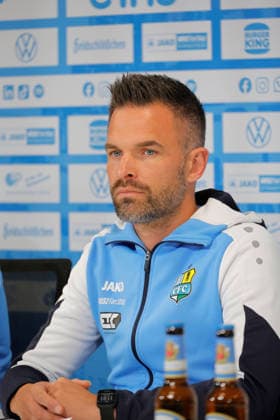 PK _CFC_Saisonauftakt 23.07.2026, Chemnitz, eins- Stadion - An der Gellertstraße, CFC, Regionaliga Nordost, Pressekonferenz zum Saisonauftakt. Cheftrainer Benjamin Duda, Sportdirektor Chris Löwe und Mannschaftskapitän Andreas Geipl geben Auskunft über die sportliche Saisonvorbereitung und die Zielsetzung der Regionalliga- Saison 2026 2027. Cheftrainer Benjamin Duda Chemnitz Sachsen BRD *** CFC Press Conference: Season Kickoff, July 23, 2026, Chemnitz, eins Stadium on Gellertstraße, CFC, Northeast Regional League, Press Conference for the Season Kickoff with Head Coach Benjamin Duda, Sports Director Chris Löwe, and Team Captain Andreas Geipl provide information about the team’s preseason preparations and the goals for the 2026–2027 Regional League season. Head Coach Benjamin Duda, Chemnitz, Saxony, Germany