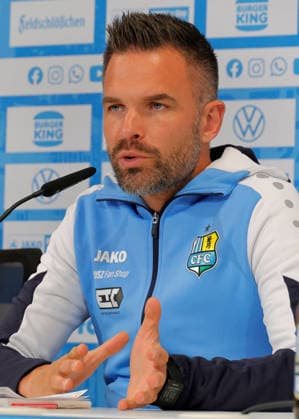 PK _CFC_Saisonauftakt 23.07.2026, Chemnitz, eins- Stadion - An der Gellertstraße, CFC, Regionaliga Nordost, Pressekonferenz zum Saisonauftakt. Cheftrainer Benjamin Duda, Sportdirektor Chris Löwe und Mannschaftskapitän Andreas Geipl geben Auskunft über die sportliche Saisonvorbereitung und die Zielsetzung der Regionalliga- Saison 2026 2027. Cheftrainer Benjamin Duda Chemnitz Sachsen BRD *** CFC Press Conference: Season Kickoff, July 23, 2026, Chemnitz, eins Stadium on Gellertstraße, CFC, Northeast Regional League, Press Conference for the Season Kickoff: Head Coach Benjamin Duda, Sports Director Chris Löwe, and Team Captain Andreas Geipl provide information about the team’s preseason preparations and the goals for the 2026–2027 Regional League season. Head Coach Benjamin Duda, Chemnitz, Saxony, Germany