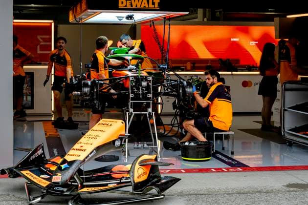 BUDAPEST - Mechanics at work on the car of Formula 1 driver Lando Norris of McLaren Mastercard Formula 1 Team during Formula 1 Hungary at the Hungaroring circuit on July 23, 2026 in Budapest, Hungary. (Photo by DeFodi Images) - *** BUDAPEST Mechanics working on the car of Formula 1 driver Lando Norris of the McLaren Mastercard Formula 1 Team during the Formula 1 Hungarian Grand Prix at the Hungaroring circuit on July 23, 2026, in Budapest, Hungary. Photo by DeFodi Images