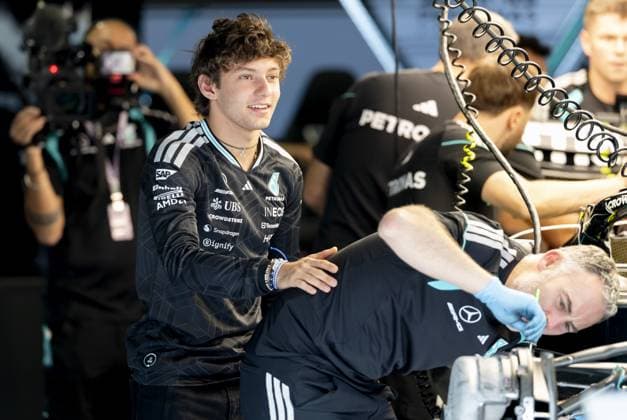 BUDAPEST - Andrea Kimi Antonelli (Mercedes) greets his mechanics at the Hungaroring ahead of the Hungarian Grand Prix. SANDER KONING ANP xVIxANPxSportx xxANPxIVx 564113873 originalFilename: 564113873.jpg