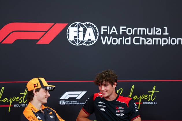Oscar Piastri of Australia and McLaren and Oliver Bearman of Great Britain and Haas F1 Team , Previews, F1 Grand Prix of Hungary, am 23. July 2026 in Budapeste, Hungary. (Foto von Diogo Cardoso DeFodi Images) Oscar Piastri of Australia and McLaren and Oliver Bearman of Great Britain and Haas F1 Team , Previews, F1 Grand Prix of Hungary, Hungaroring on July 23, 2026 in Budapeste, Hungary. (Photo by Diogo Cardoso DeFodi Images) - *** Oscar Piastri of Australia and McLaren, and Oliver Bearman of Great Britain and the Haas F1 Team, Previews, F1 Grand Prix of Hungary, on July 23, 2026, in Budapest, Hungary. Photo by Diogo Cardoso, DeFodi Images. Oscar Piastri of Australia (McLaren) and Oliver Bearman of Great Britain (Haas F1 Team), Previews, F1 Grand Prix of Hungary, Hungaroring on July 23, 2026, in Budapest, Hungary. Photo by Diogo Cardoso, DeFodi Images