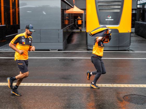 Teamitglieder von McLaren Formula 1 Team fluechten vor dem Regen, HUN, Formel 1 Weltmeisterschaft, Grosser Preis von Ungarn, Hungaroring, Media Day, Saison 2026, 23.07.2026, HUN, Formel 1 Weltmeisterschaft, Grosser Preis von Ungarn, Hungaroring, Media Day, Saison 2026, 23.07.2026 Mogyorod *** McLaren Formula 1 Team members take cover from the rain, HUN, Formula 1 World Championship, Hungarian Grand Prix, Hungaroring, Media Day, 2026 season, July 23, 2026, HUN, Formula 1 World Championship, Hungarian Grand Prix, Hungaroring, Media Day, 2026 Season, July 23, 2026, Mogyorod Copyright: xEibner-Pressefoto FlorianxSchustx EP_FSU