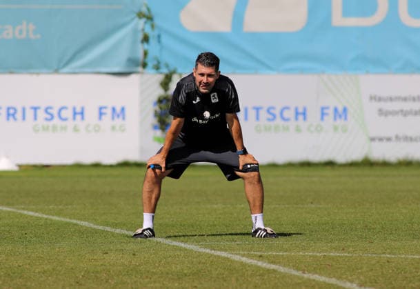 Fussball, Herren, Regionalliga Bayern, Saison 2026 2027, TSV 1860 München, Training Alper Kayabunar, Trainer (TSV 1860 München) beobachtet nach vorne gebeugt das Training ganz genau *** Soccer, Men s, Bavarian Regional League, 2026–2027 Season, TSV 1860 Munich, Training: Alper Kayabunar, coach of TSV 1860 Munich, leans forward and watches the training session very closely