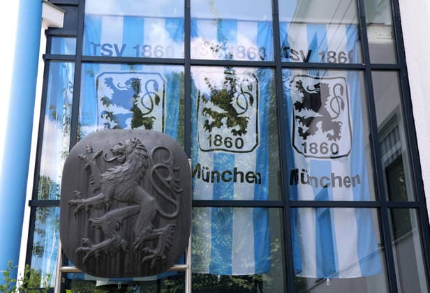 Fussball, Herren, Regionalliga Bayern, Saison 2026 2027, TSV 1860 München, Training Hier das Treppenhaus der Geschäftsstelle des TSV 1860 München mit Fahnen des TSV 1860 München abgehängt *** Soccer, Men s, Bavarian Regional League, 2026–2027 Season, TSV 1860 Munich, Training: Here is the stairwell at the TSV 1860 Munich office, decorated with TSV 1860 Munich flags