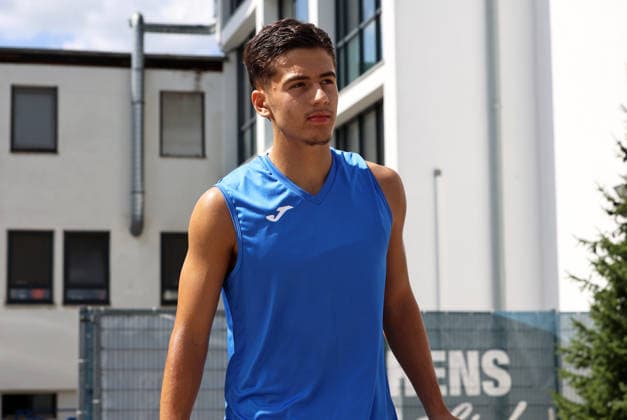 Fussball, Herren, Regionalliga Bayern, Saison 2026 2027, TSV 1860 München, Training Loris Husic (TSV 1860 München) auf dem Weg zum Trainingsplatz *** Soccer, Men s, Bavarian Regional League, 2026–2027 Season, TSV 1860 Munich, Training: Loris Husic of TSV 1860 Munich on his way to the practice field