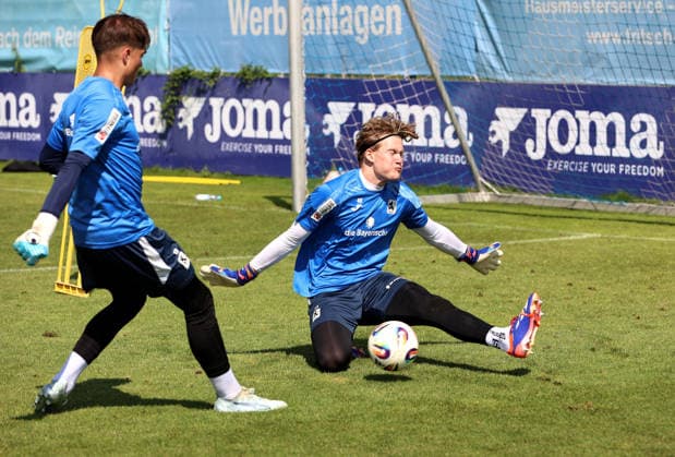 Fussball, Herren, Regionalliga Bayern, Saison 2026 2027, TSV 1860 München, Training Paul Bachmann (TSV 1860 München) (re.) pariert einen Schuss, Ball *** Soccer, Men s, Bavarian Regional League, 2026–2027 Season, TSV 1860 Munich, Training: Paul Bachmann of TSV 1860 Munich blocks a shot, ball