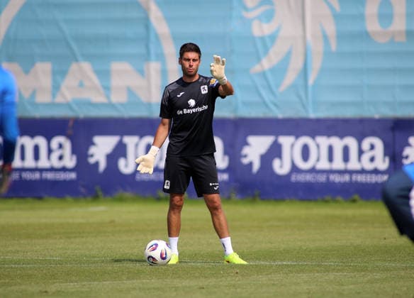 Fussball, Herren, Regionalliga Bayern, Saison 2026 2027, TSV 1860 München, Training Marc Lamberger, Torwart Trainer (TSV 1860 München) stehend, hebt dlie linke Hand *** Soccer, Men s, Bavarian Regional League, 2026–2027 Season, TSV 1860 Munich, Training: Marc Lamberger, goalkeeper coach for TSV 1860 Munich, standing, raises his left hand