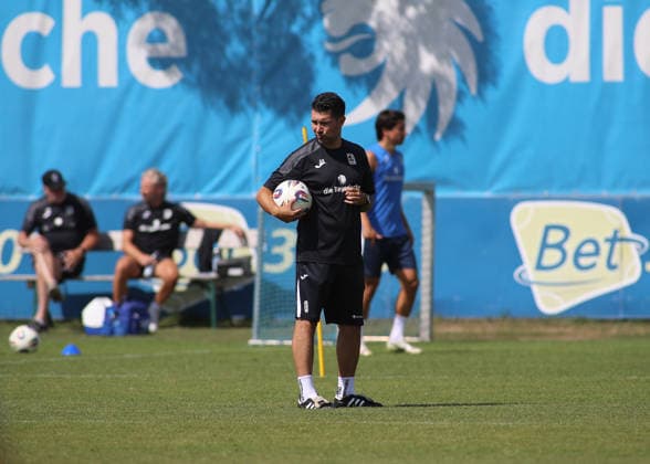 Fussball, Herren, Regionalliga Bayern, Saison 2026 2027, TSV 1860 München, Training Alper Kayabunar, Trainer (TSV 1860 München) stehend mit einem Ball unter dem Arm auf dem Trainingsplatz mit Blick nach rechts *** Soccer, Men s, Bavarian Regional League, 2026–2027 Season, TSV 1860 Munich, Alper Kayabunar at practice; TSV 1860 Munich coach standing on the practice field with a ball under his arm, looking to the right