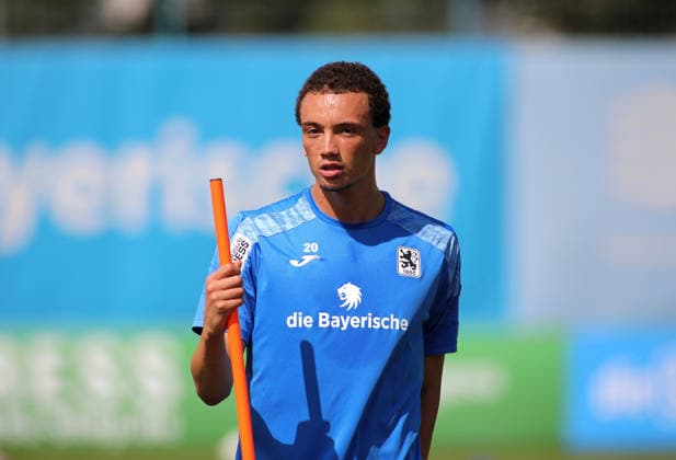 Fussball, Herren, Regionalliga Bayern, Saison 2026 2027, TSV 1860 München, Training Samuel Althaus (TSV 1860 München) stehend mit der rechten Hand an einer Stange, Kopf, Oberkörper *** Soccer, Men s, Bavarian Regional League, 2026–2027 Season, TSV 1860 Munich, Training: Samuel Althaus of TSV 1860 Munich standing with his right hand on a pole, head, upper body