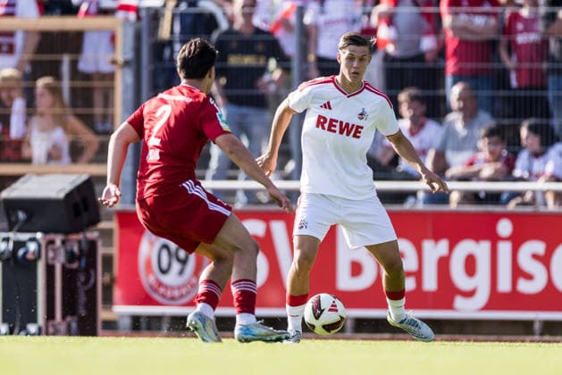 BERGISCH GLADBACH, GERMANY - JULY 23: Jonathan Friemel ( 1. FC Koeln, 39) controls the ball against Elyas Aydin (SV Bergisch Gladbach, 2) during the second friendly game of season 2026 27 between SV Bergisch Gladbach vs. 1. FC Koeln at BELKAW ARENA on July 23, 2026 in Bergisch Gladbach, Germany. North Rhine Westphalia Germany Copyright: xSteffiexWunderlx