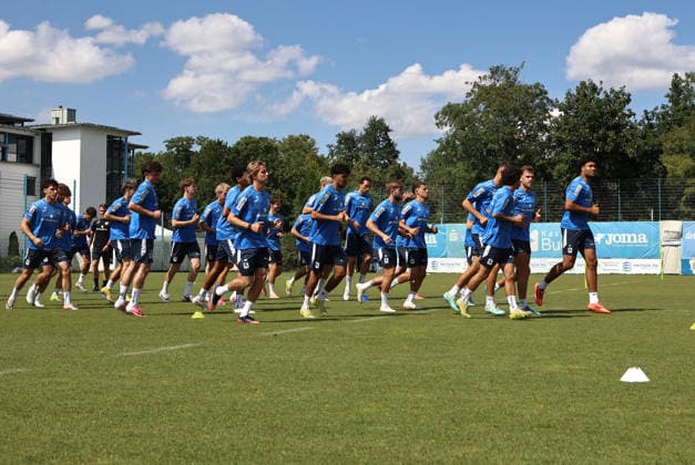 Fussball, Herren, Regionalliga Bayern, Saison 2026 2027, TSV 1860 München, Training Die Mannschaft des TSV 1860 München zusammen beim Laufen, Aufwärmen *** Soccer, Men s, Bavarian Regional League, 2026–2027 Season, TSV 1860 Munich, Practice: The TSV 1860 Munich team running and warming up together